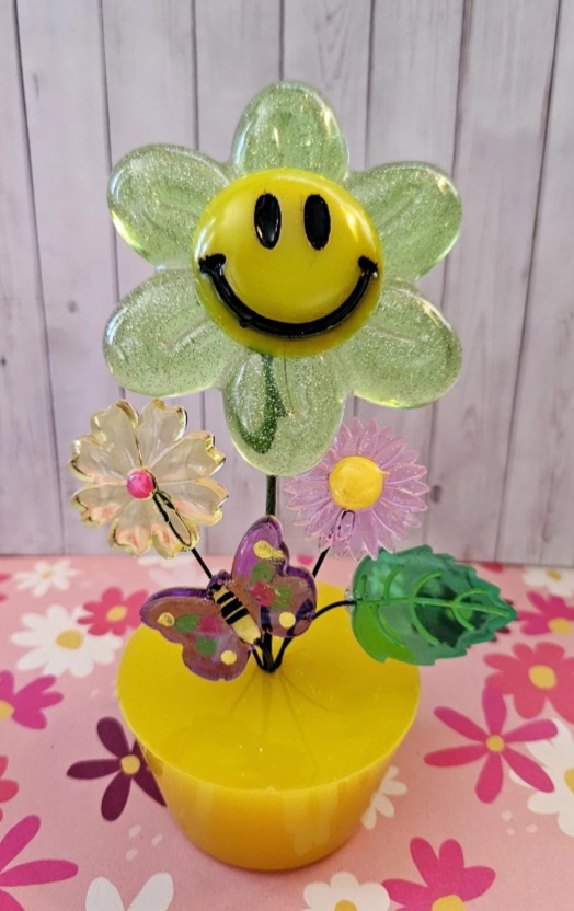 Retro Smiley Face FLOWER in Resin Flowerpot in GREEN